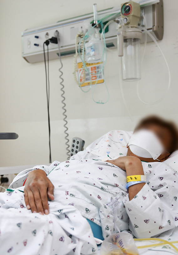 세 아이의 아빠가 병실에 누워 있는 사진